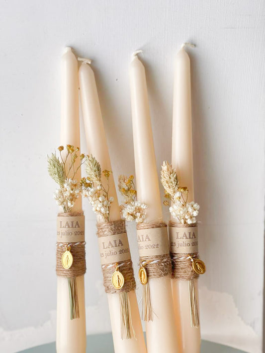 cirio de bautizo fino personalizado con nombre y medalla