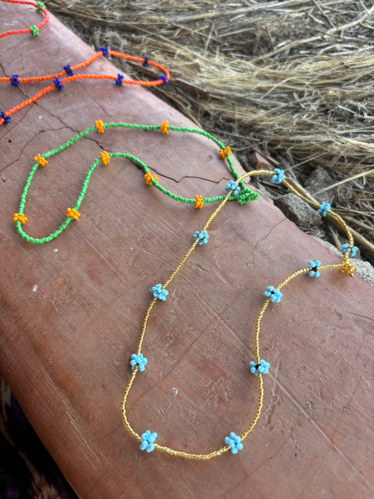 Collar fino con flores